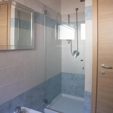 Enjoyiseolake - Dante With Spacious Balcony And View Apartman Parzanica